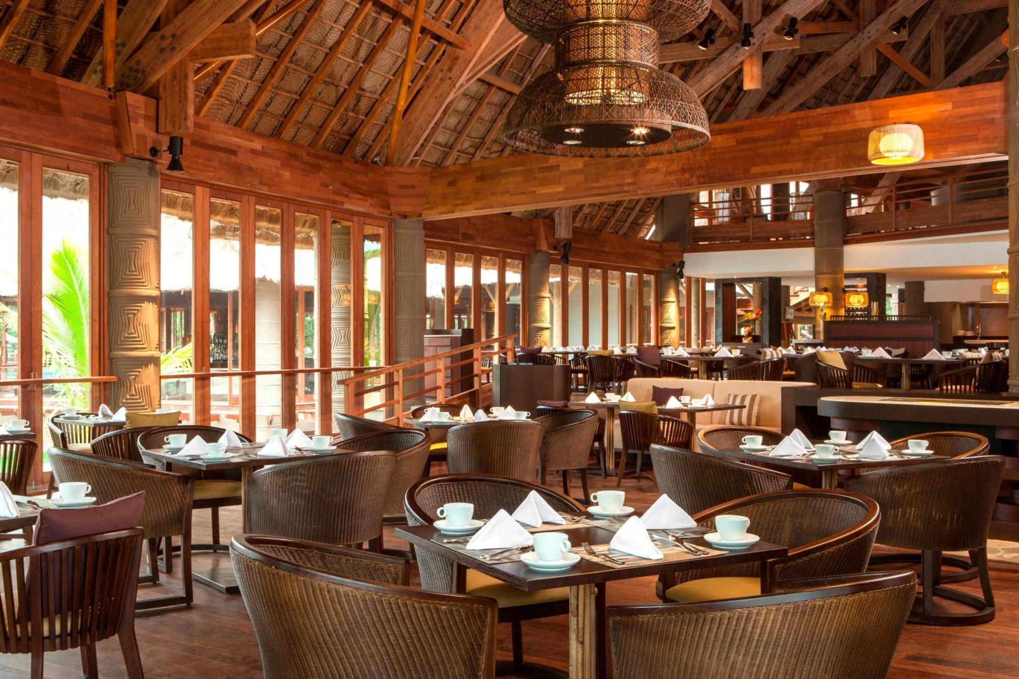 Sheraton New Caledonia Deva Spa & Golf Resort Bourail Dış mekan fotoğraf The restaurant at the resort
