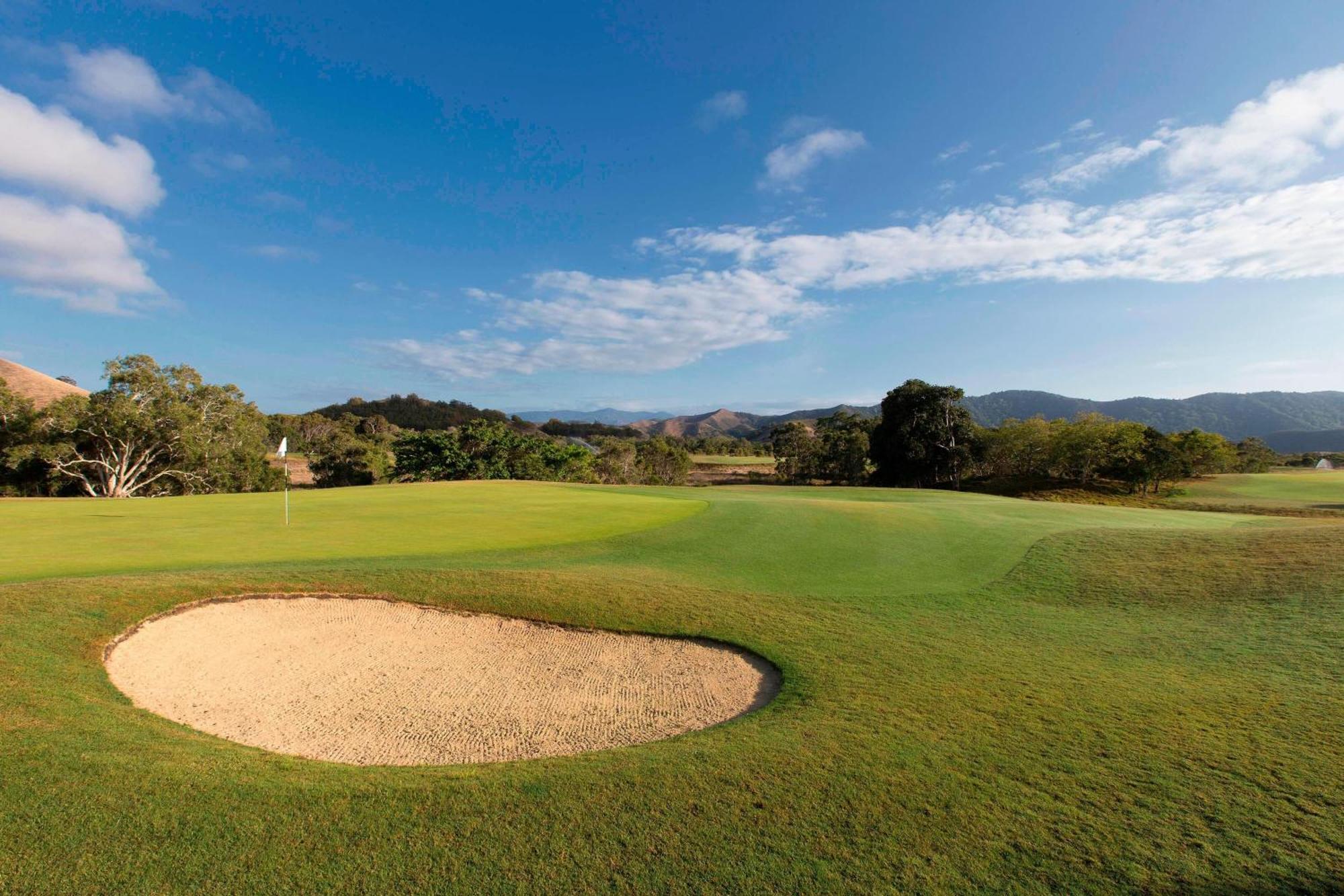 Sheraton New Caledonia Deva Spa & Golf Resort Bourail Dış mekan fotoğraf Golf course at the resort